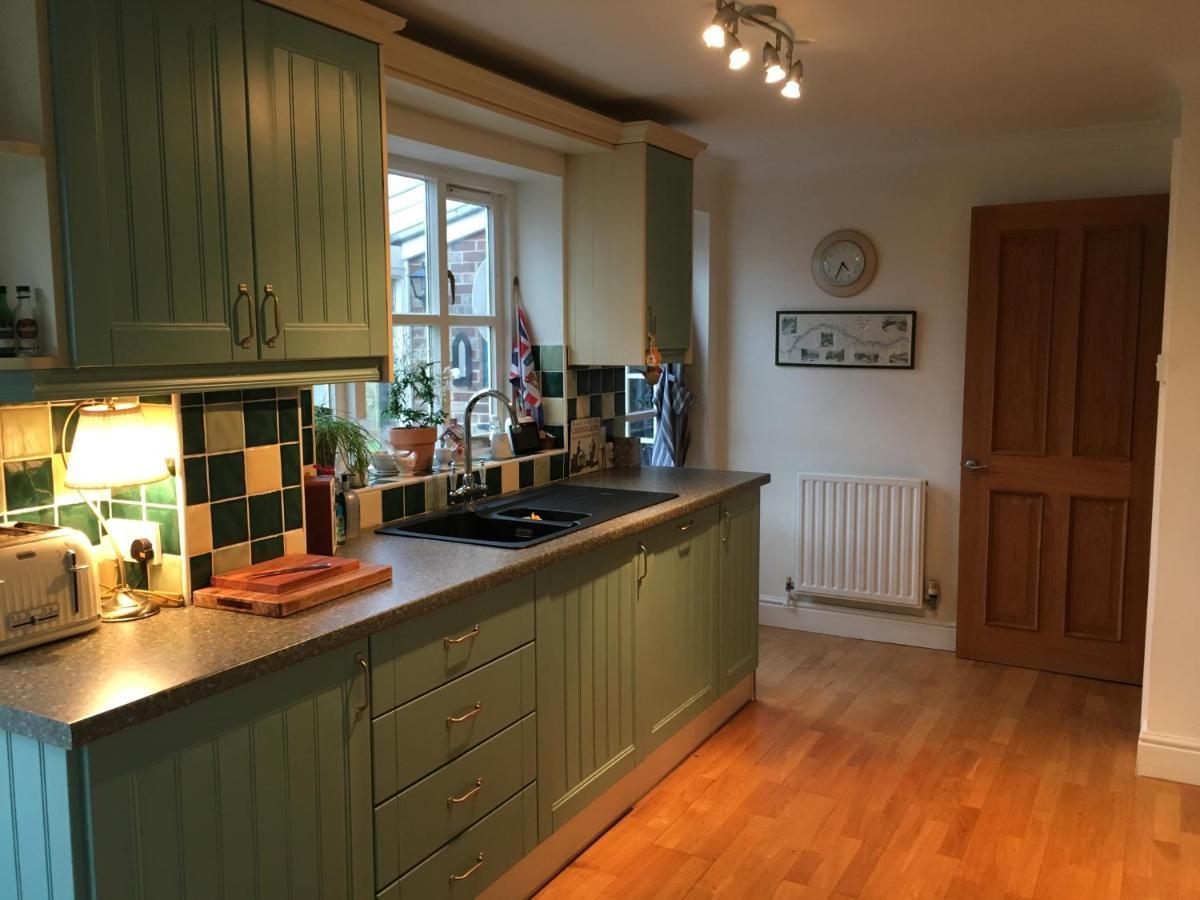 5 Charlton Mill Way B&B Chichester Exteriör bild