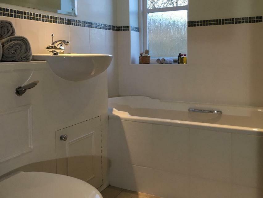 5 Charlton Mill Way B&B Chichester Exteriör bild